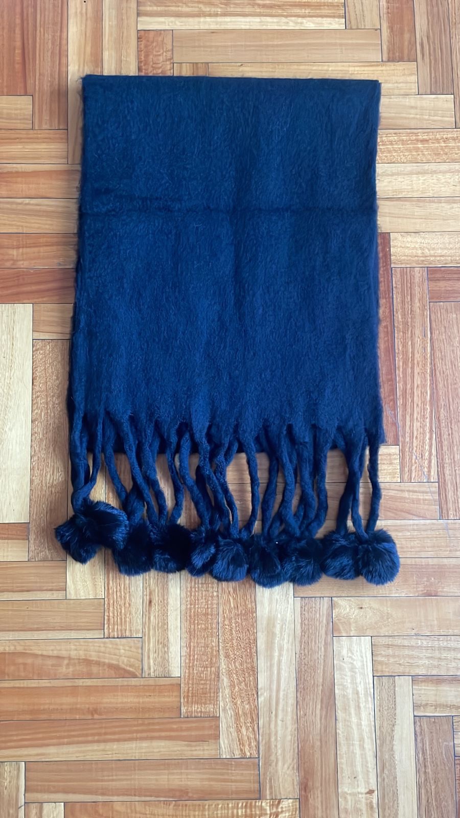Bufanda Nube con pompones negra